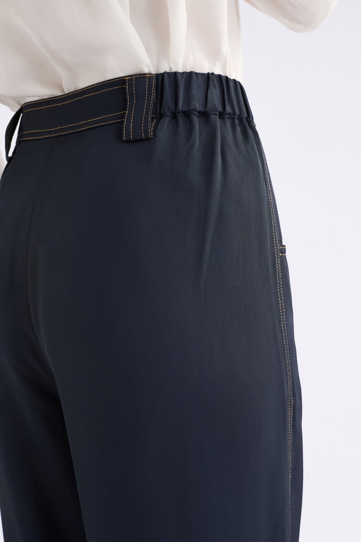 Hullu Mid Rise Contrast Top-Stitch Straight Leg Pant Model Back Detail | NAVY